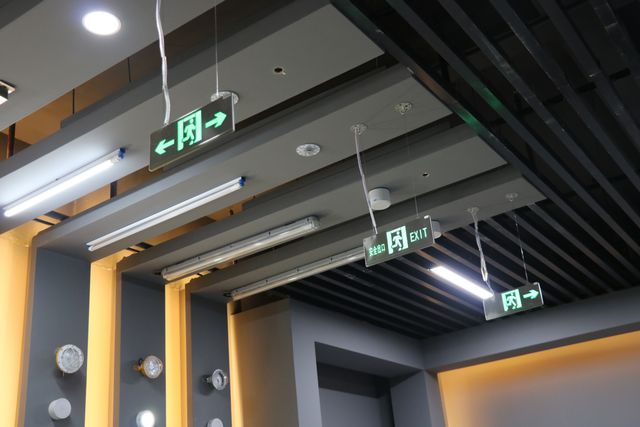 智能疏散指示系统是如何工作的？它的的响应时间是多少？(图2)
