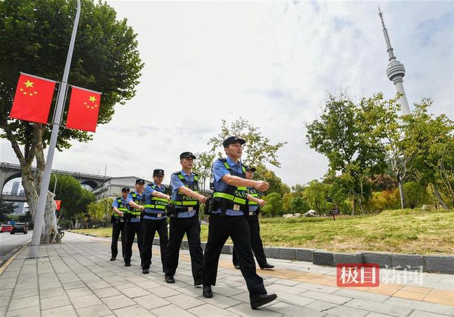 武汉公安启动高等级勤务全力守护国庆假期平安(图1)