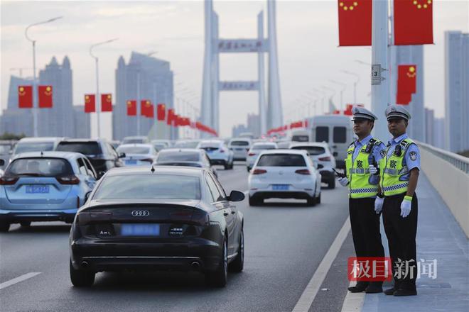 武汉公安启动高等级勤务全力守护国庆假期平安(图3)