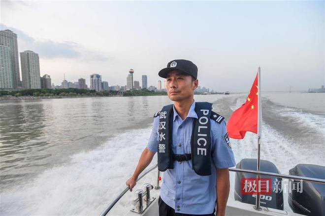 武汉公安启动高等级勤务全力守护国庆假期平安(图2)