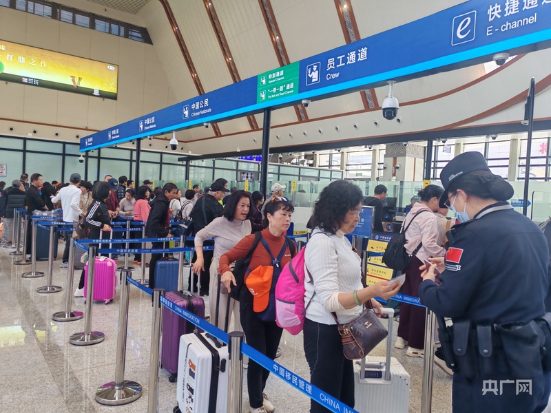 中老铁路2024年度验放出入境人员301万人次(图1)