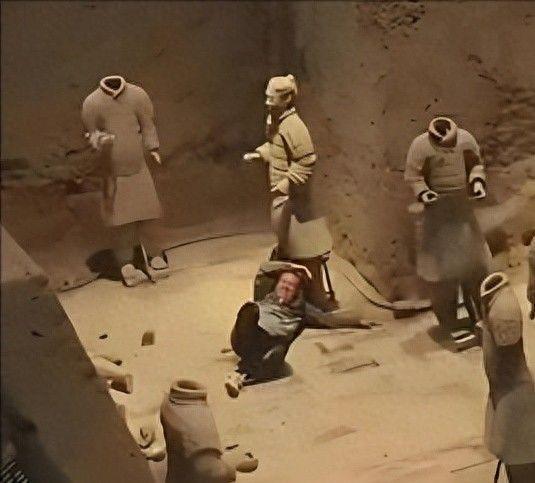 男子推倒兵马俑后续：国籍确定警方深夜通报身份难怪这么嚣张(图1)