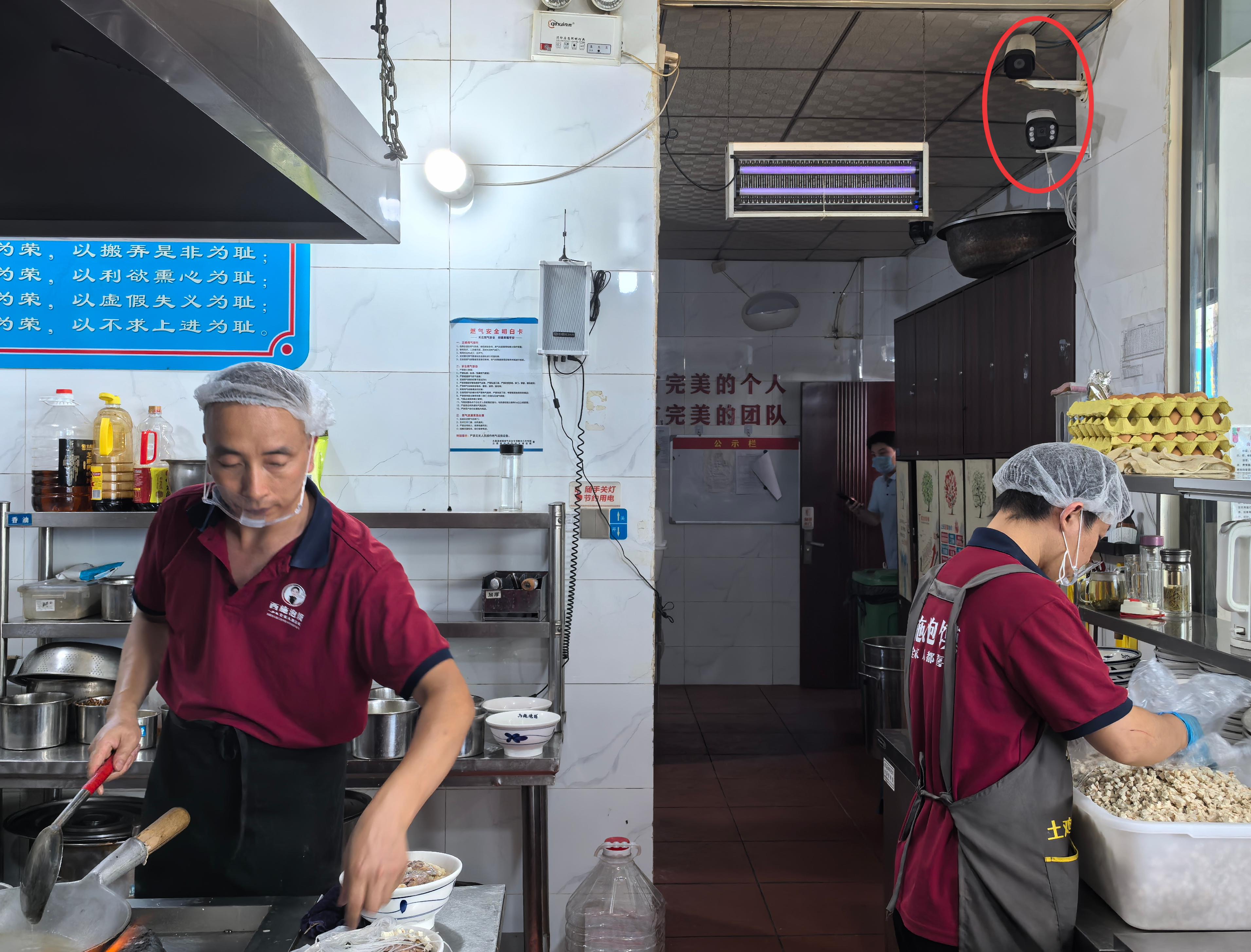 AI盯后厨外卖安全“码”上见陕西渭南推行“码上食安”监管模式(图1)
