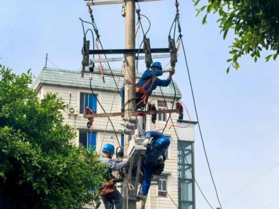 电力赋能强保障实干护航促发展——国网宜宾供电多点发力筑牢用电安全网(图2)